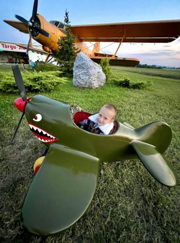 16 august 2022 primim din Ucraina doua avioane cu pedale pentru copii